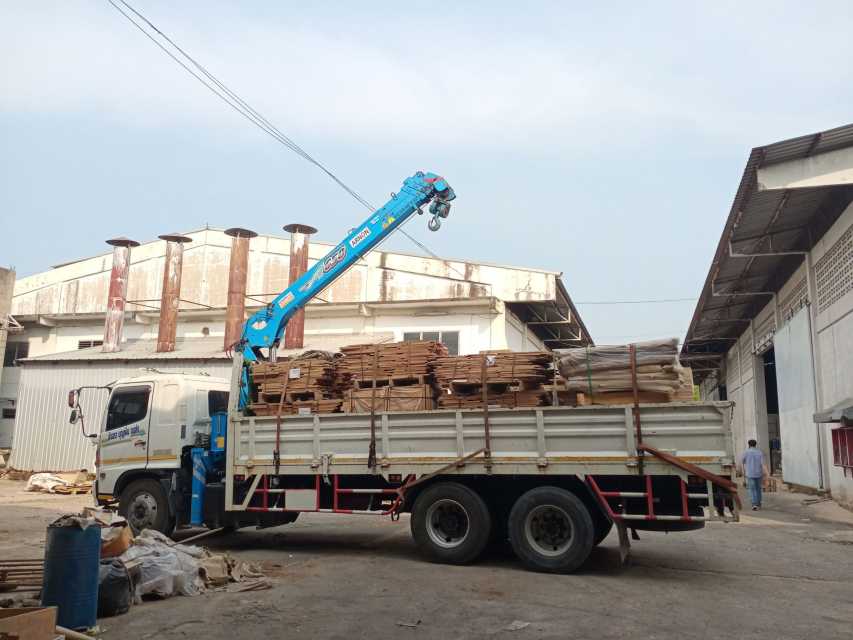 3 - https://คํานึงรถเครนรถเฮี๊ยบรับจ้าง.com | คํานึงรถเฮี๊ยบรับจ้าง - ให้บริการรถเฮียบรับจ้าง เพื่อการขนย้ายสิ่งของต่างๆ ที่มีขนาดใหญ่ ให้บริการอำนวยความสะดวกได้เป็นอย่างดี บริการรถเฮียบรับจ้าง 4 ล้อ ให้เลือกอยู่หลากหลายแบบ เช่น รถเฮี๊ยบรับจ้าง 10 ตัน 3 ตัน 5 ตัน ที่พร้อมรองรับความต้องการของผู้ขนย้ายได้เป็นอย่างดี